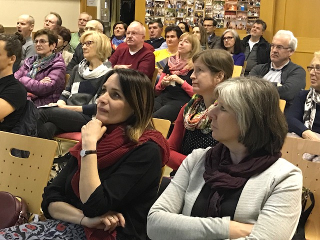 Die Besucher/-innen schauten sich den Film “Und wenn wir alle zusammenziehen?” im Pfarrsaal in Neumarkt/Mkr. an.