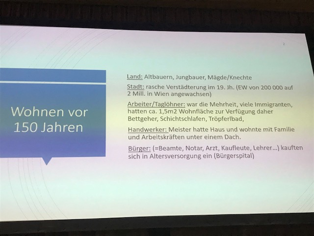 Viele interessierte Menschen lauschten dem Kurzvortrag von Mag. Annemarie Doppler zum Thema “Wie kann Zusammenleben stattfinden?”.